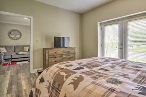 Postel nebo postele na pokoji v ubytování Downtown Pigeon Forge Condo with Pool Access!