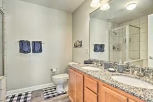 Koupelna v ubytování Downtown Pigeon Forge Condo with Pool Access!