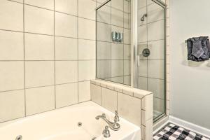 Koupelna v ubytování Downtown Pigeon Forge Condo with Pool Access!