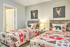 Postel nebo postele na pokoji v ubytování Downtown Pigeon Forge Condo with Pool Access! + 23 fotografií