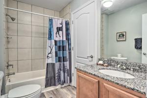 Koupelna v ubytování Downtown Pigeon Forge Condo with Pool Access!