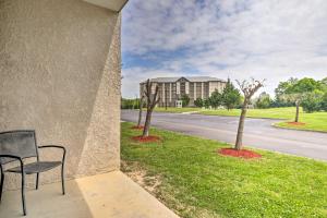 Zahrada ubytování Downtown Pigeon Forge Condo with Pool Access!