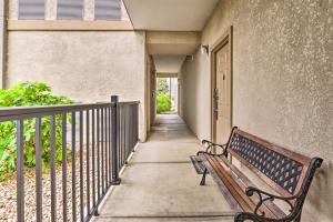 Fotografie z fotogalerie ubytování Downtown Pigeon Forge Condo with Pool Access! v destinaci Pigeon Forge