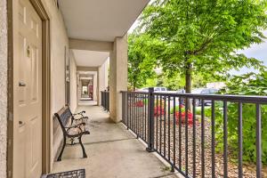 Balkón nebo terasa v ubytování Downtown Pigeon Forge Condo with Pool Access!