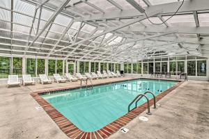 Bazén v ubytování Downtown Pigeon Forge Condo with Pool Access! nebo v jeho okolí