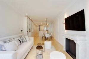 salon z białą kanapą i kominkiem w obiekcie Stunning apartment with view at the very heart of Paris w Paryżu