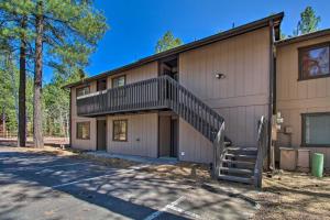 een huis met een trap aan de zijkant bij Pet-Friendly Pinetop-Lakeside Condo and Balcony in Pinetop-Lakeside