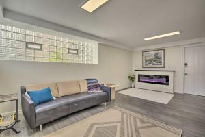 sala de estar con sofá y chimenea en Stylish, Bright Garden-Level Apt with Fireplace, en Chicago