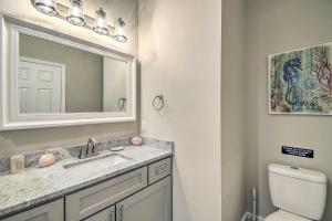 Ένα μπάνιο στο Inviting Home Less Than 2 Mi to Ocean Isle Beach Pier +20 φωτογραφίες