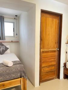 Postel nebo postele na pokoji v ubytování Cuatro Vientos Lodge & Apartments - Mal País, Costa Rica