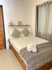 Postel nebo postele na pokoji v ubytování Cuatro Vientos Lodge & Apartments - Mal País, Costa Rica