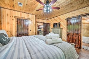 Postelja oz. postelje v sobi nastanitve Setting Sun Cabin with Private River Access
