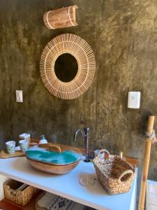 uma casa de banho com um lavatório e um espelho em Casa Tropical Taiba em Taíba