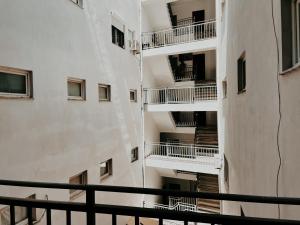 widok na budynek apartamentowy z balkonami w obiekcie S t r e h ë z a w Tiranie