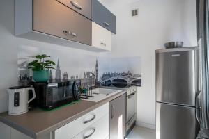 cocina con fregadero y nevera en 04 Gdynia Centrum - Apartament Mieszkanie dla 4 os, en Gdynia
