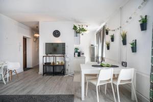 Biały salon z białym stołem i krzesłami w obiekcie 04 Gdynia Centrum - Apartament Mieszkanie dla 4 os w mieście Gdynia