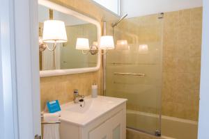 A bathroom at LIVE TAJAO BEACH