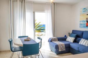 A seating area at LIVE TAJAO BEACH