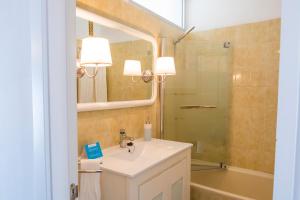 A bathroom at LIVE TAJAO BEACH