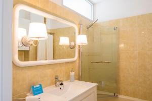 A bathroom at LIVE TAJAO BEACH
