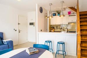 A kitchen or kitchenette at LIVE TAJAO BEACH