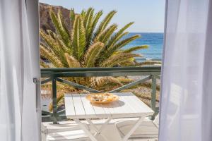 einen Tisch auf einem Balkon mit Meerblick in der Unterkunft LIVE TAJAO BEACH in La Mareta