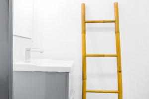 een badkamer met een ladder naast een wastafel bij Le Mélusine , à 50m de la gare de Poitiers in Poitiers