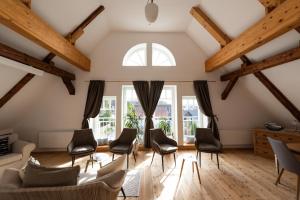 una sala de estar con techos de madera y una gran ventana. en Bunter Bock / Die Harz-Urlaubs-Alm en Clausthal-Zellerfeld