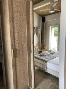 Schlafzimmer mit einem Bett und einem Fenster in der Unterkunft Hôtel du Pont Blanc in Saintes-Maries-de-la-Mer