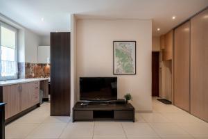 Televízia a/alebo spoločenská miestnosť v ubytovaní 05 Gdynia Centrum - Apartament Mieszkanie dla 4 os