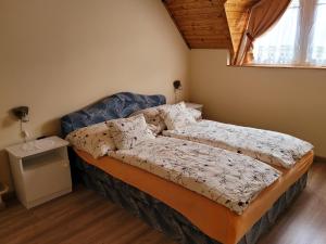 a small bedroom with a bed and a window at Henrietta Apartmanház in Zalakaros