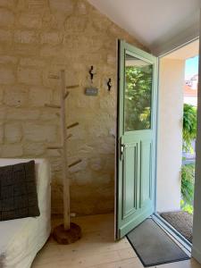 una puerta abierta a una habitación con sofá en Appart chic et cosy/centre ville/ 20min de Paris, en Maisons-Laffitte