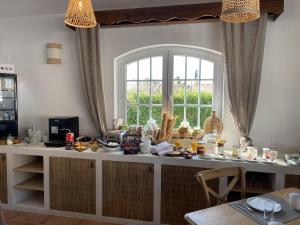 een keuken met een aanrecht met eten en een raam bij Hôtel du Pont Blanc in Saintes-Maries-de-la-Mer +47 foto's