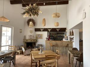 een restaurant met tafels en stoelen en een open haard bij Hôtel du Pont Blanc in Saintes-Maries-de-la-Mer
