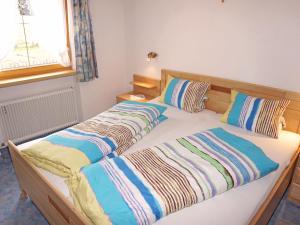 Ein Bett oder Betten in einem Zimmer der Unterkunft Apartment Almrausch by Interhome
