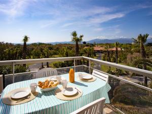 un tavolo con ciotola di cibo sul balcone di Apartment Les Capitelles by Interhome a Saint-Cyprien-Plage