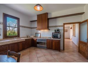 Kuchyň nebo kuchyňský kout v ubytování Holiday Home Son Ulari Gran by Interhome