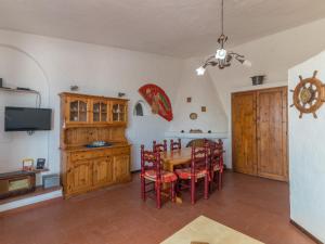 CodaruinaにあるApartment Villa Selena by Interhomeのキッチン、ダイニングルーム(テーブル、椅子付)