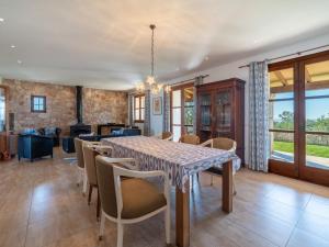 Un comedor con mesa y sillas en Holiday Home Eva by Interhome, en Ses Salines