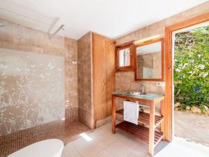 Koupelna v ubytování Holiday Home Can Felip by Interhome