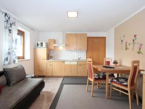 un soggiorno con tavolo e cucina di Apartment Schweiberer-1 by Interhome a Aschau
