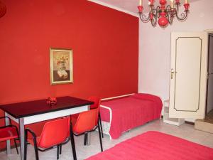 カットーリカにあるApartment Bellavista-1 by Interhomeの赤い部屋(ベッド1台、テーブル、椅子付)