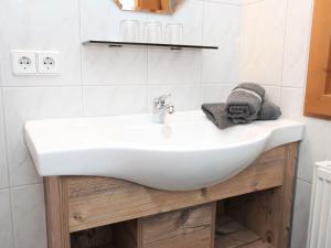 Vannituba majutusasutuses Apartment Schweiberer-3 by Interhome