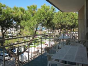 balkon ze stołem, krzesłami i drzewami w obiekcie Apartment Bellavista-7 by Interhome w mieście Cattolica