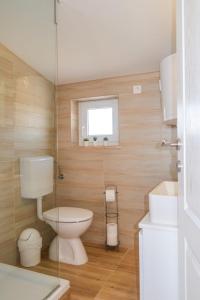 łazienka z toaletą i umywalką w obiekcie Apartment Barbara - PUT122 by Interhome w mieście Punat
