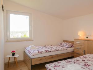 sypialnia z dwoma łóżkami i oknem w obiekcie Apartment Barbara-2 by Interhome w mieście Punat