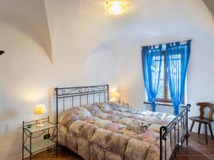 CipressaにあるHoliday Home Sole - SLR224 by Interhomeのベッドルーム1室(青いカーテン、窓付)