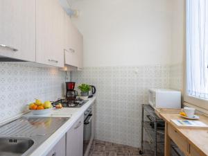 A kitchen or kitchenette at Holiday Home Alfreda - SLR101 by Interhome