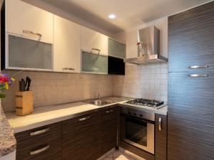 Η κουζίνα ή μικρή κουζίνα στο Apartment Villa Paradiso - DOL191 by Interhome