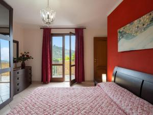 ドルチェードにあるApartment Villa Paradiso - DOL191 by Interhomeの赤い壁のベッドルーム1室(ベッド1台付)